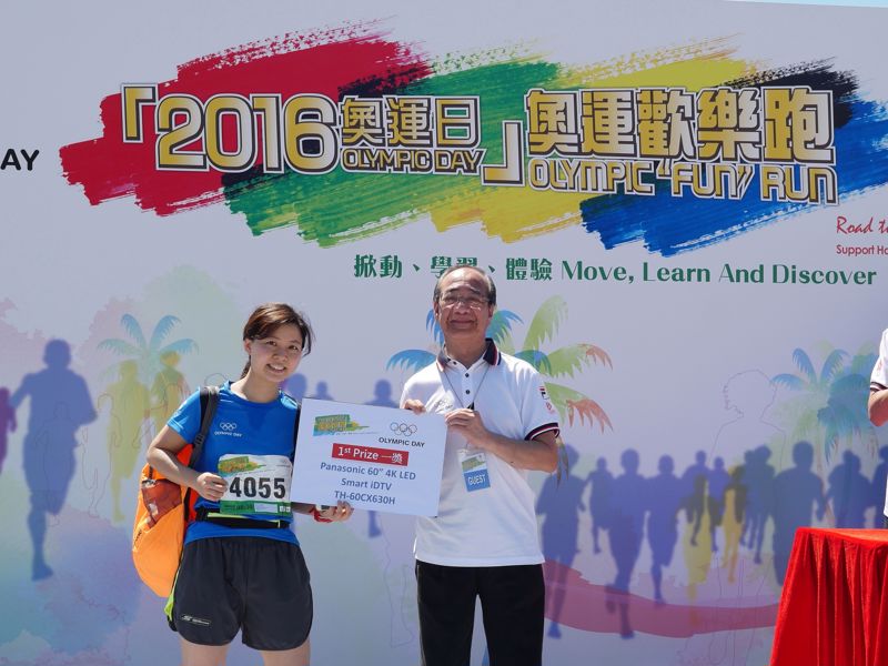 信興集團市務統籌處總經理莫惠明先生主持幸運大抽獎，頭獎幸運兒獲贈Panasonic 60吋4K LED智能電視，總值港幣$21,800。